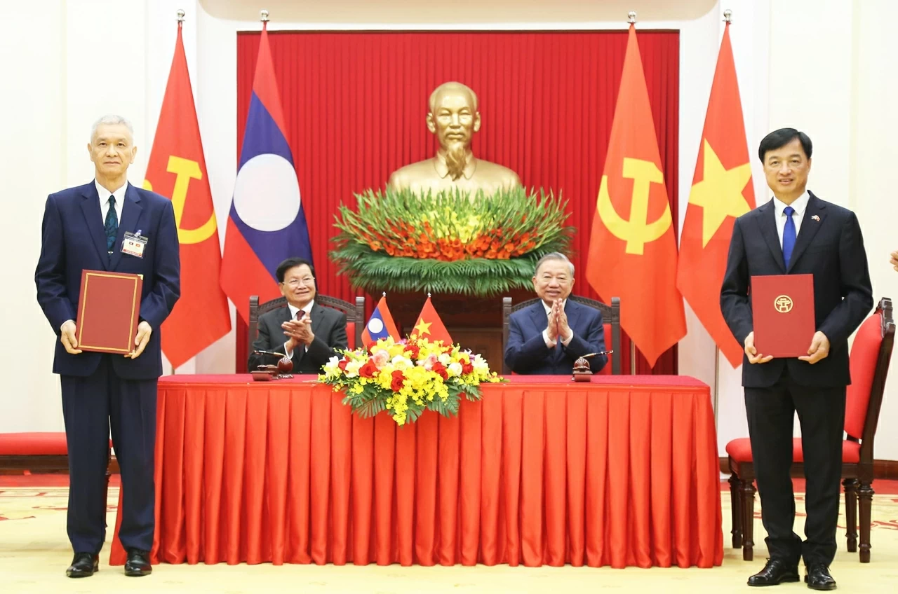 General Secretary To Lam, Lao General Secretary and President Thongloun Sisoulith hold talks