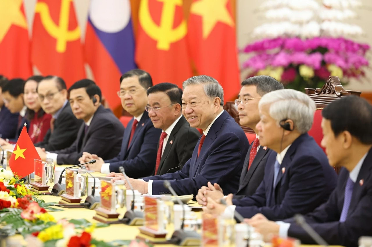 General Secretary To Lam, Lao General Secretary and President Thongloun Sisoulith hold talks