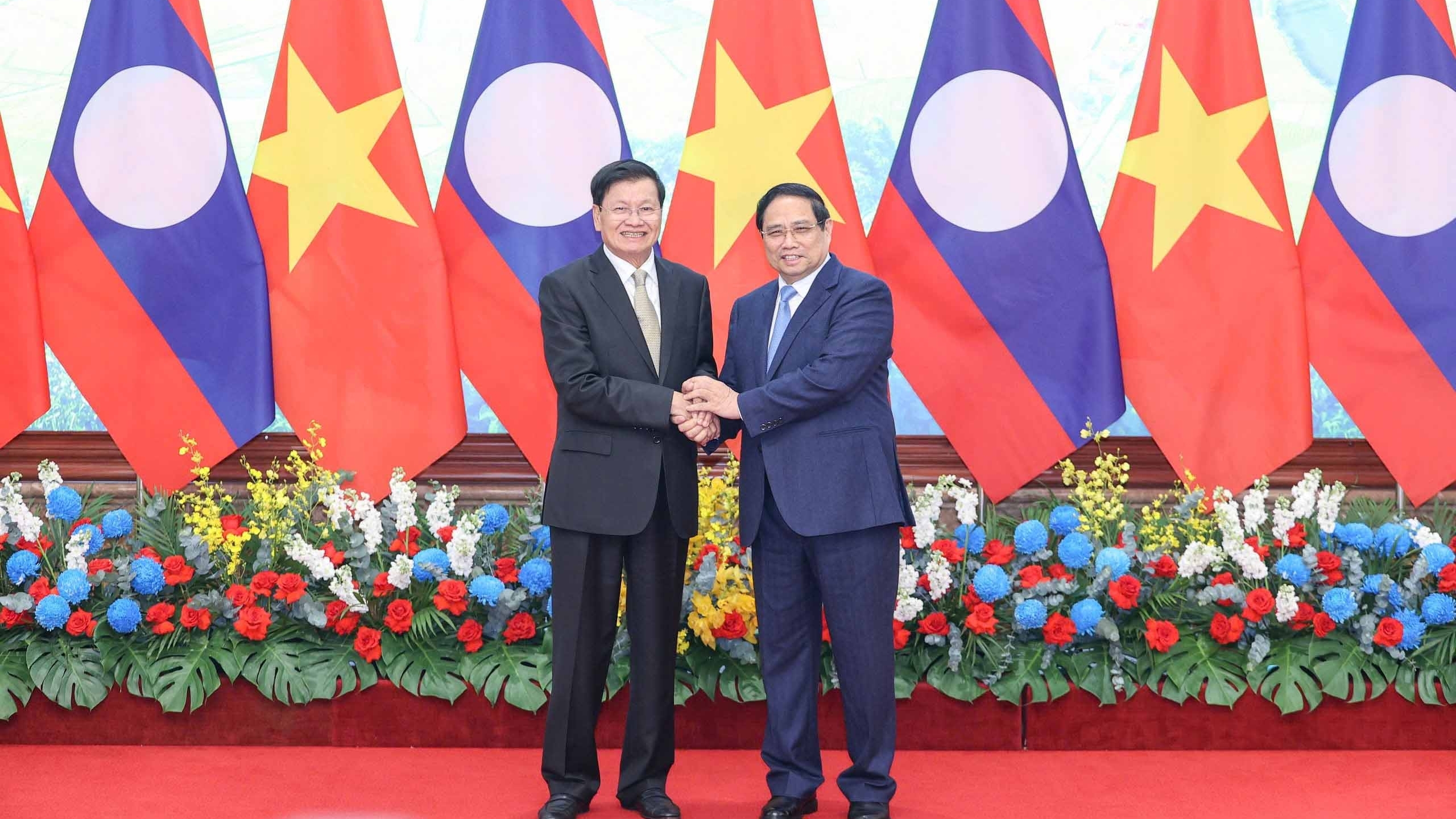 PM Pham Minh Chinh welcomes Lao General Secretary, President Thongloun Sisoulith to promote strategic economic cooperation