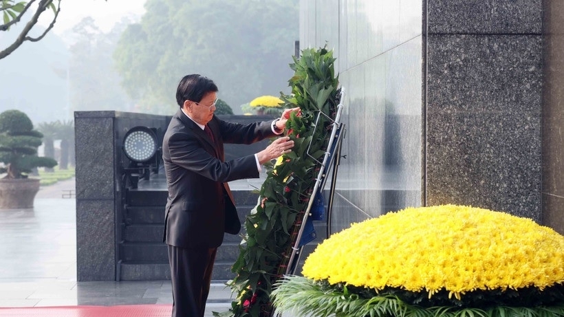 General Secretary and President of Laos Thongloun Sisoulith pays tribute to President Ho Chi Minh