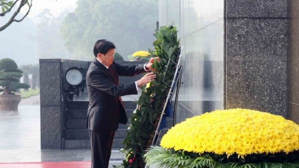 General Secretary and President of Laos Thongloun Sisoulith pays tribute to President Ho Chi Minh