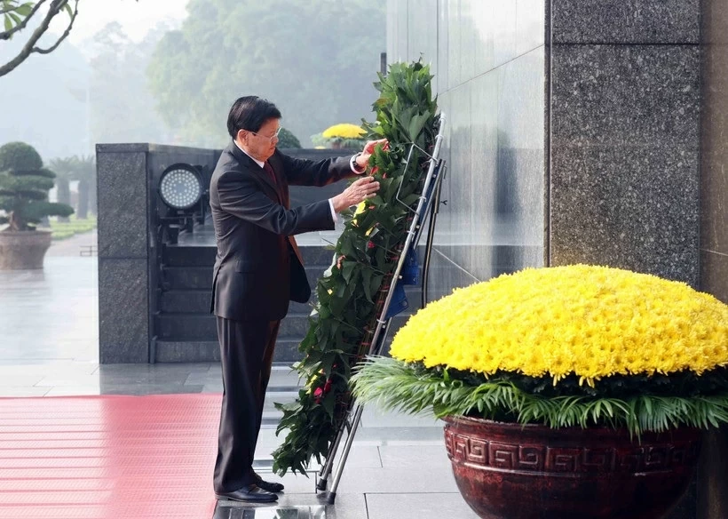 General Secretary and President of Laos Thongloun Sisoulith pays tribute to President Ho Chi Minh General Secretary and President of Laos Thongloun Sisoulith pays tribute to President Ho Chi Minh
