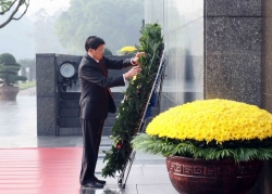 General Secretary and President of Laos Thongloun Sisoulith pays tribute to President Ho Chi Minh