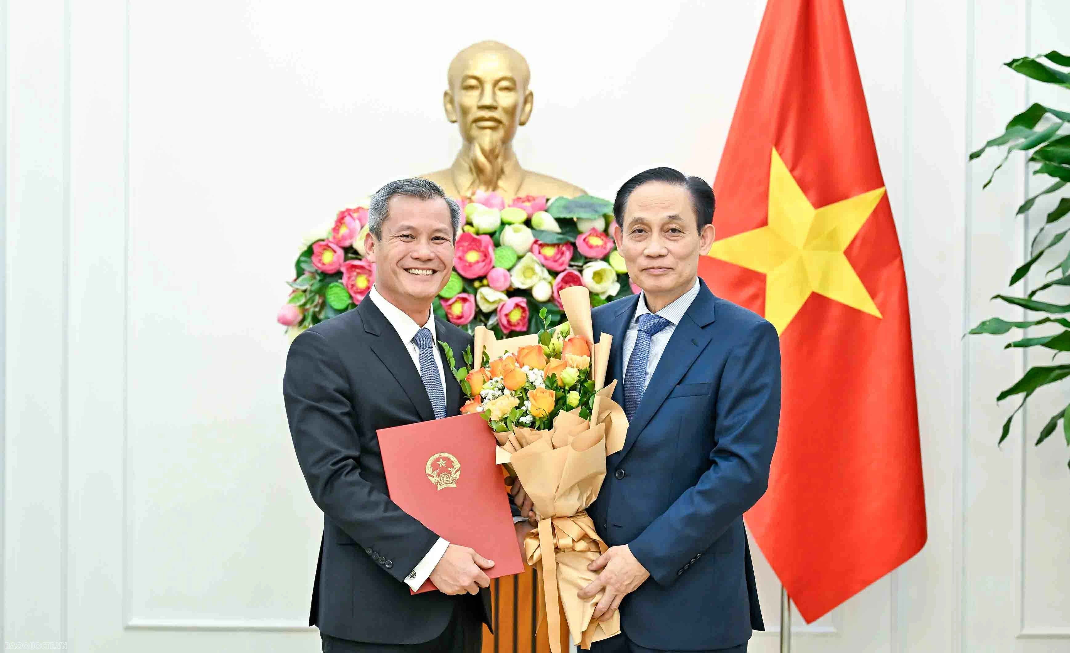 Foreign Minister Le Hoai Trung presents appointment decisions for department-level leaders and Heads of Vietnamese Representative Missions