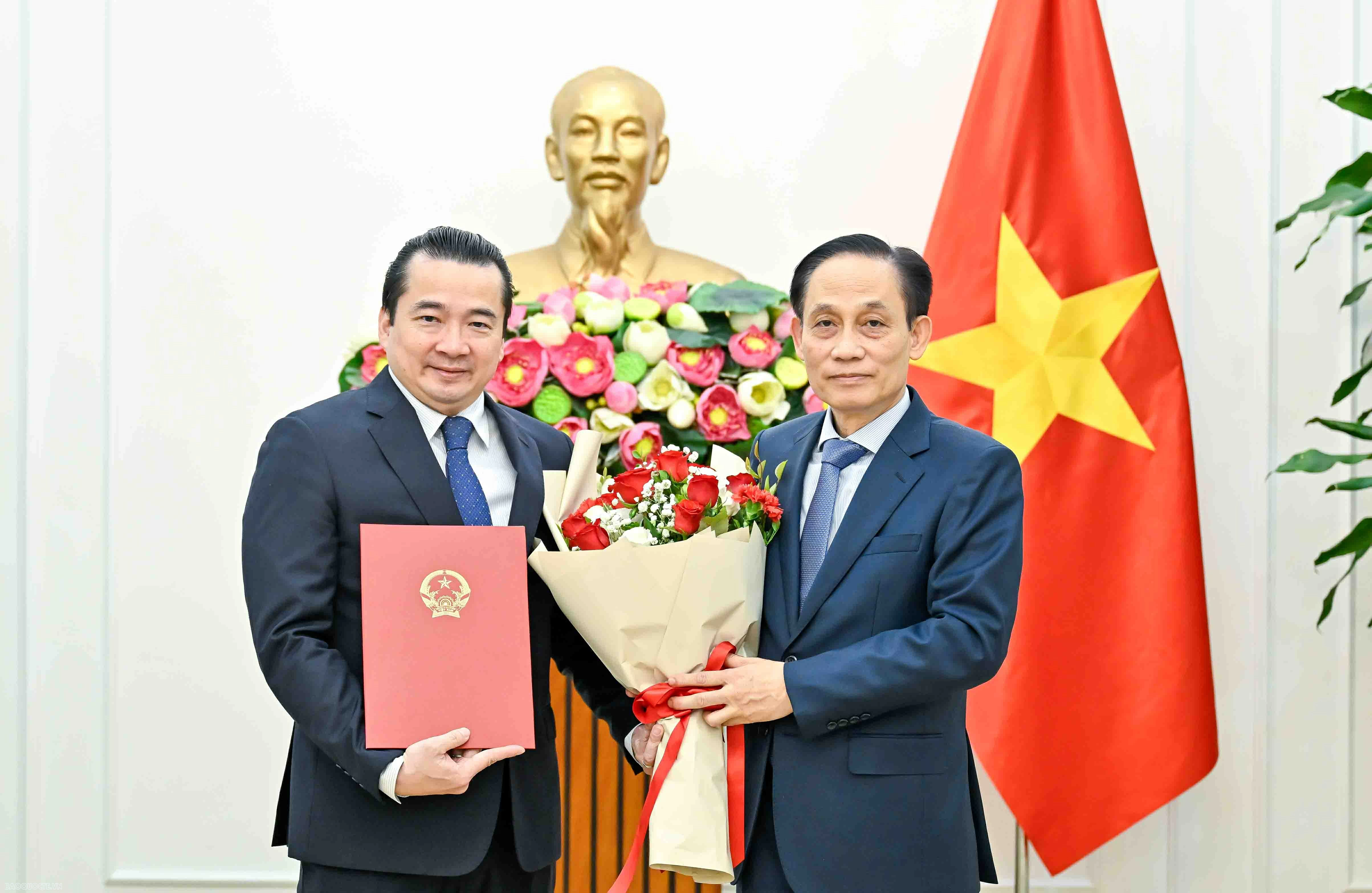 Foreign Minister Le Hoai Trung presents appointment decisions for department-level leaders and Heads of Vietnamese Representative Missions