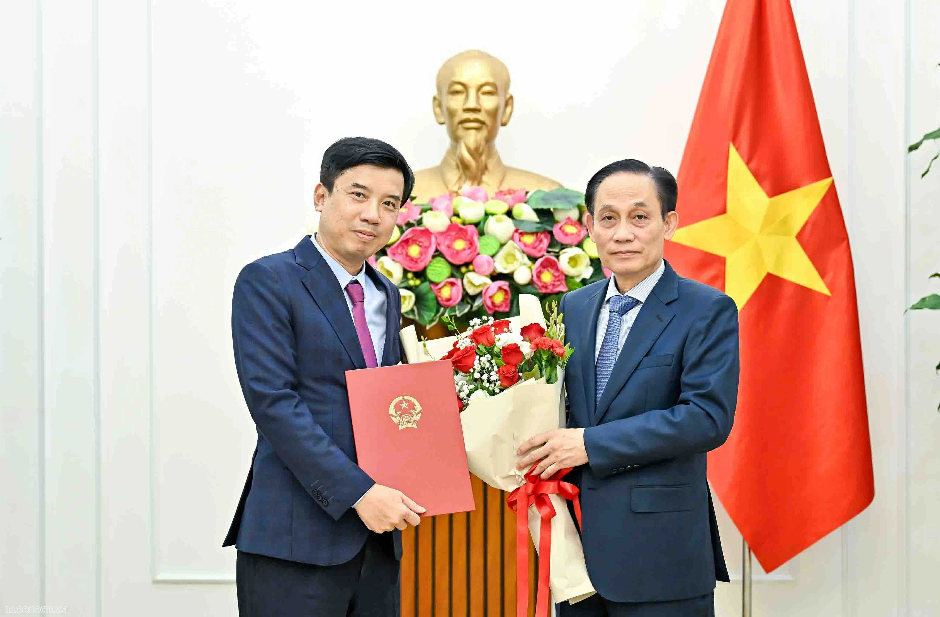 Foreign Minister Le Hoai Trung presents appointment decisions for department-level leaders and Heads of Vietnamese Representative Missions Foreign Minister Le Hoai Trung presents appointment decisions for department-level leaders and Heads of Vietnamese Representative Missions
