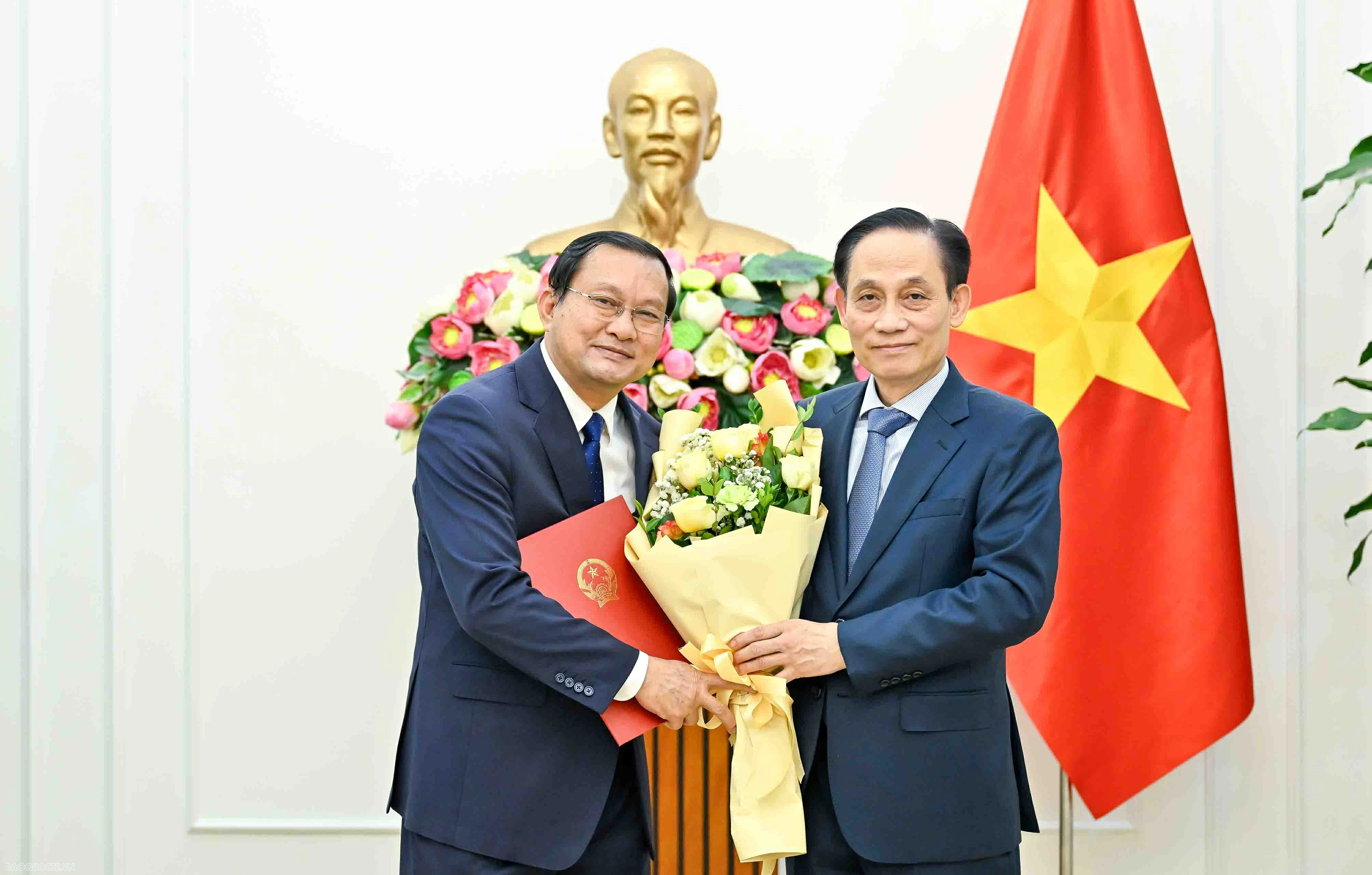 Foreign Minister Le Hoai Trung presents appointment decisions for department-level leaders and Heads of Vietnamese Representative Missions