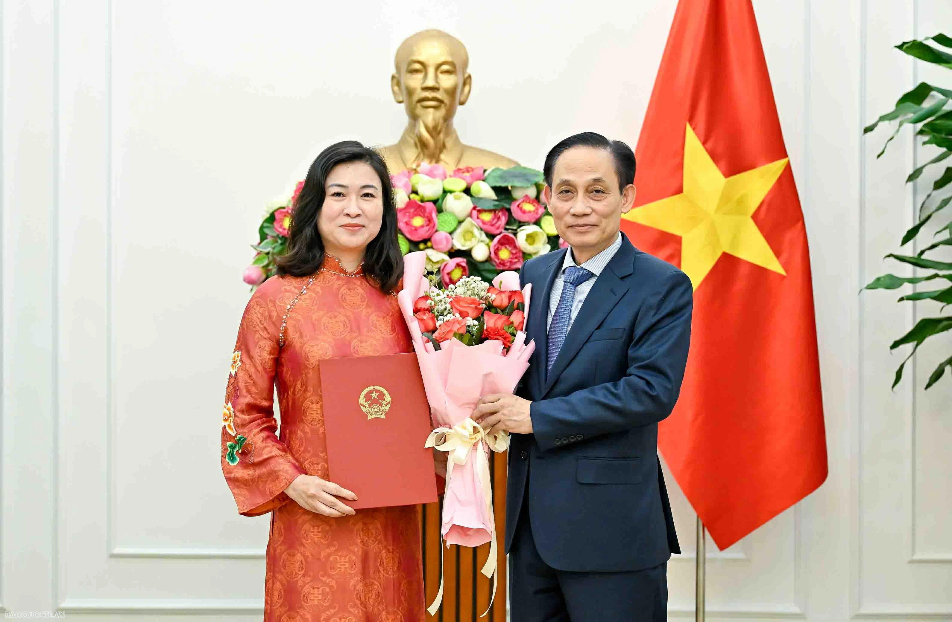 Foreign Minister Le Hoai Trung presents appointment decisions for department-level leaders and Heads of Vietnamese Representative Missions Foreign Minister Le Hoai Trung presents appointment decisions for department-level leaders and Heads of Vietnamese Representative Missions
