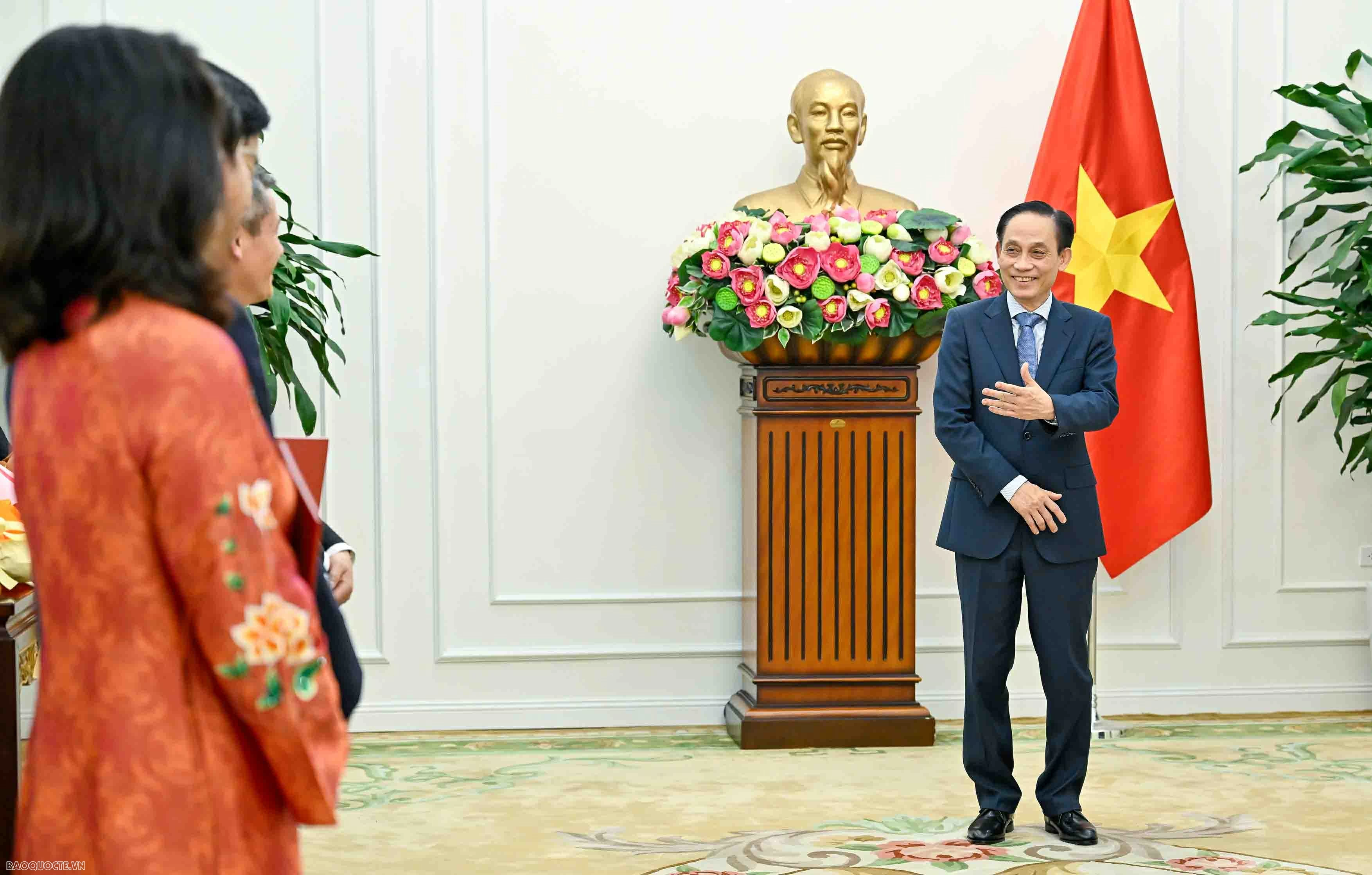 Foreign Minister Le Hoai Trung presents appointment decisions for department-level leaders and Heads of Vietnamese Representative Missions Foreign Minister Le Hoai Trung presents appointment decisions for department-level leaders and Heads of Vietnamese Representative Missions