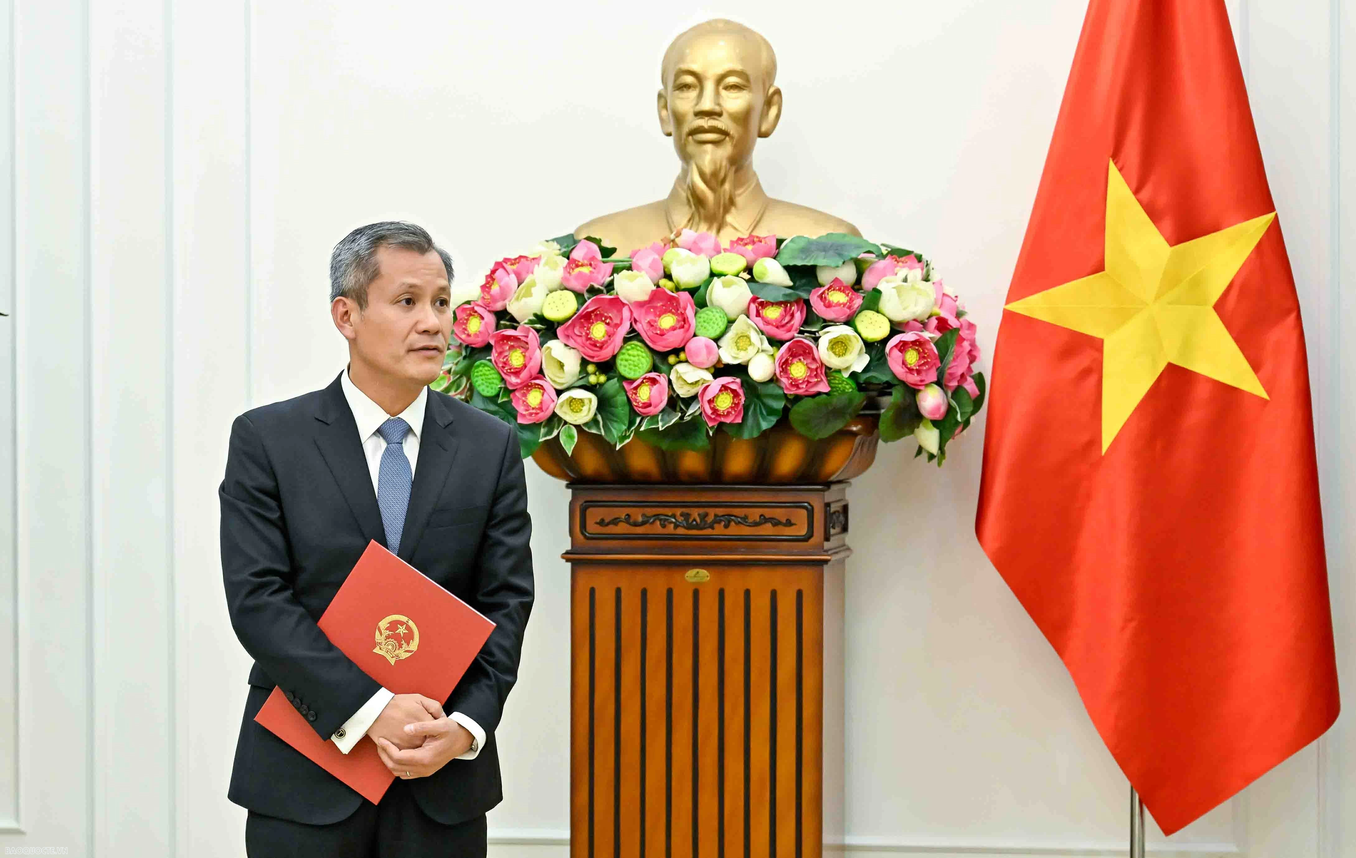 Foreign Minister Le Hoai Trung presents appointment decisions for department-level leaders and Heads of Vietnamese Representative Missions Foreign Minister Le Hoai Trung presents appointment decisions for department-level leaders and Heads of Vietnamese Representative Missions