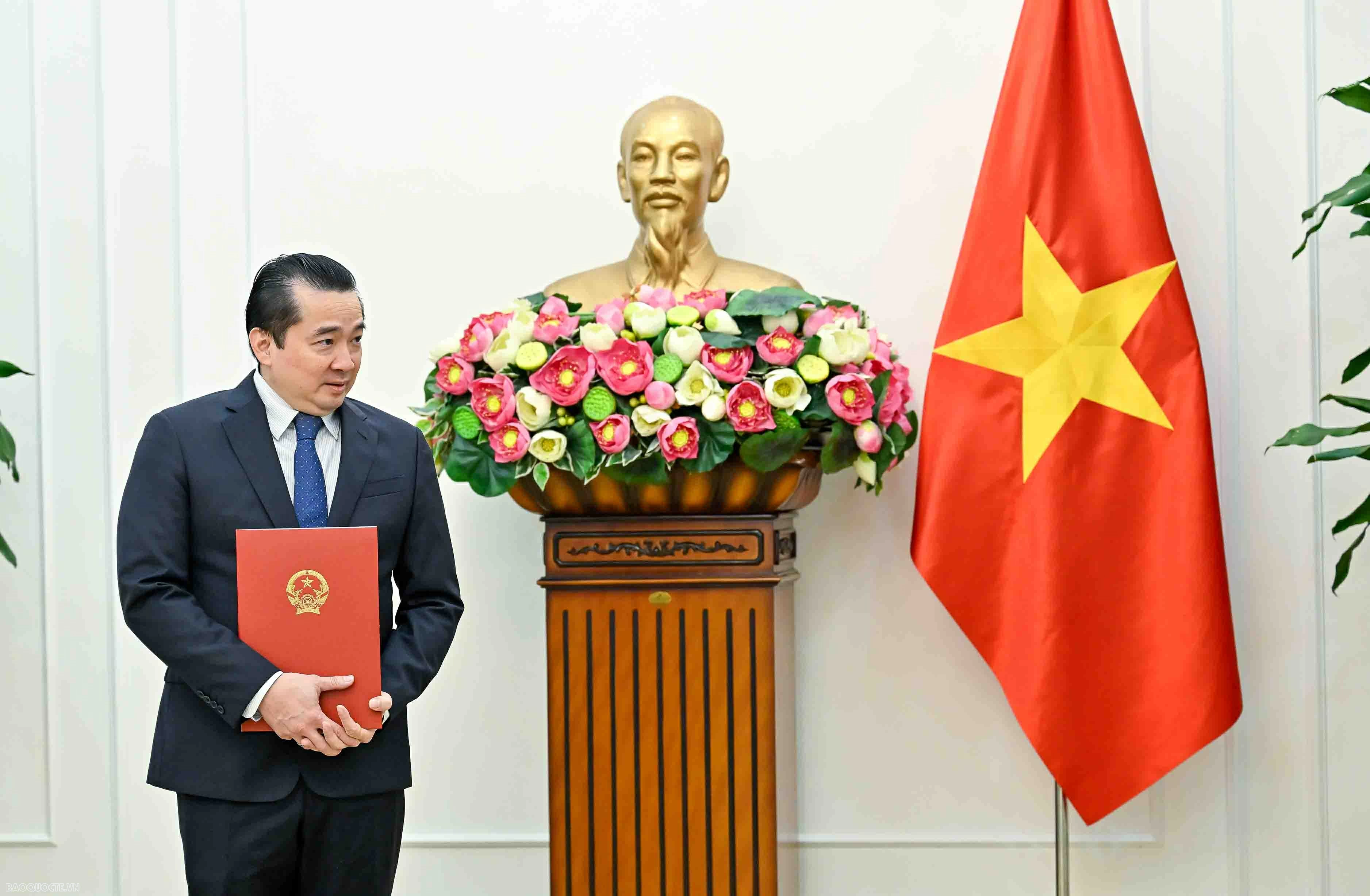Foreign Minister Le Hoai Trung presents appointment decisions for department-level leaders and Heads of Vietnamese Representative Missions