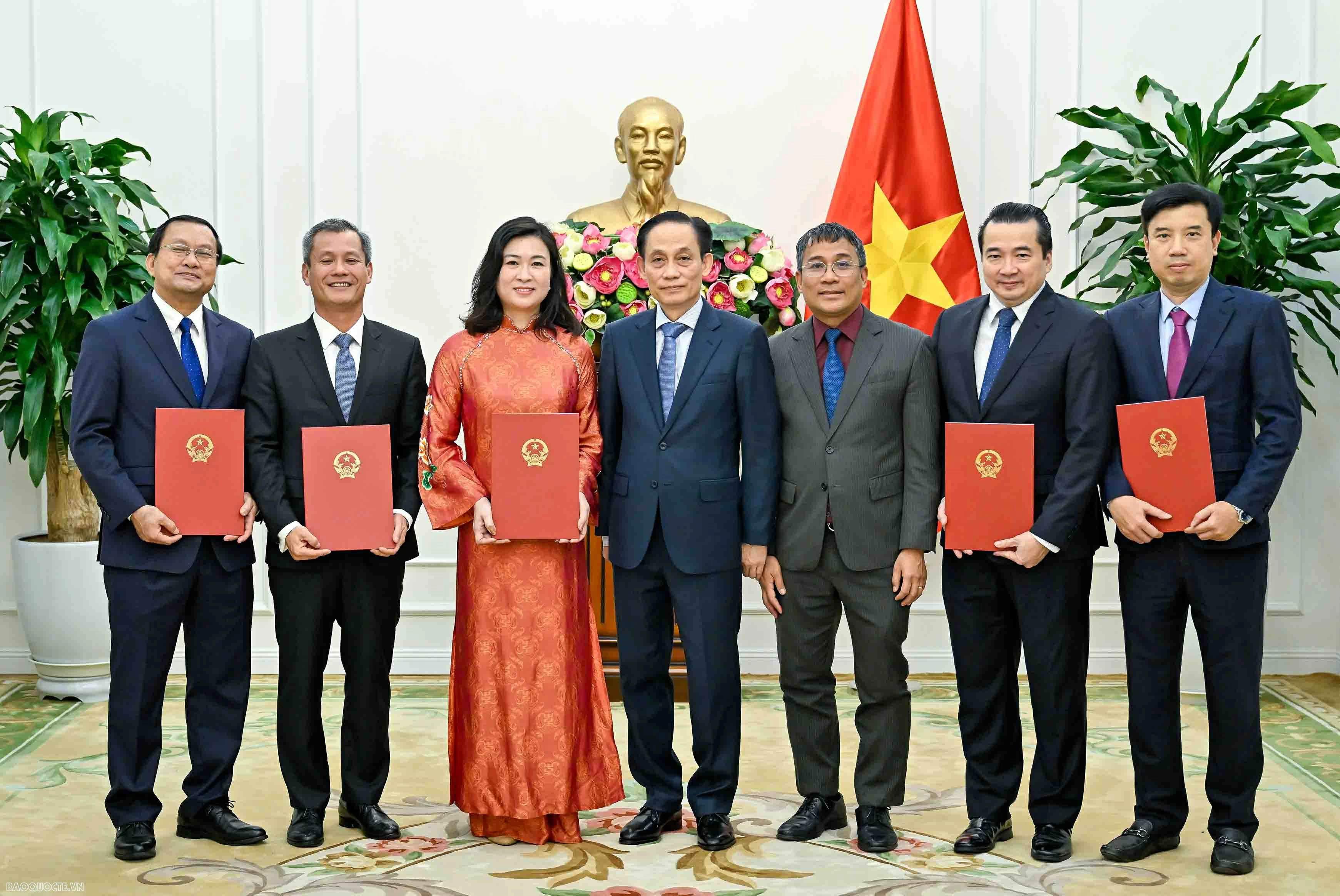 Foreign Minister Le Hoai Trung presents appointment decisions for department-level leaders and Heads of Vietnamese Representative Missions Foreign Minister Le Hoai Trung presents appointment decisions for department-level leaders and Heads of Vietnamese Representative Missions