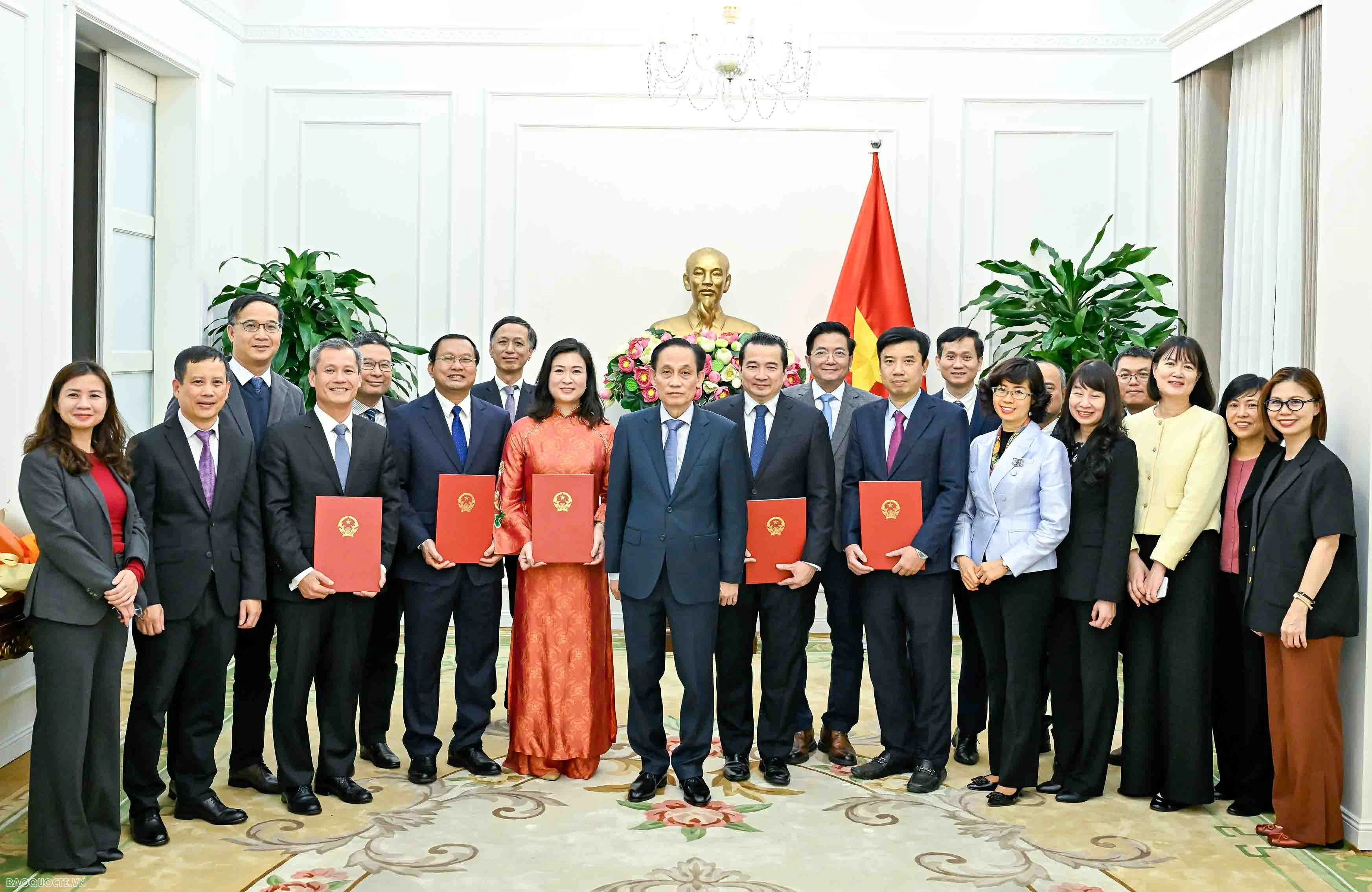 Foreign Minister Le Hoai Trung presents appointment decisions for department-level leaders and Heads of Vietnamese Representative Missions Foreign Minister Le Hoai Trung presents appointment decisions for department-level leaders and Heads of Vietnamese Representative Missions