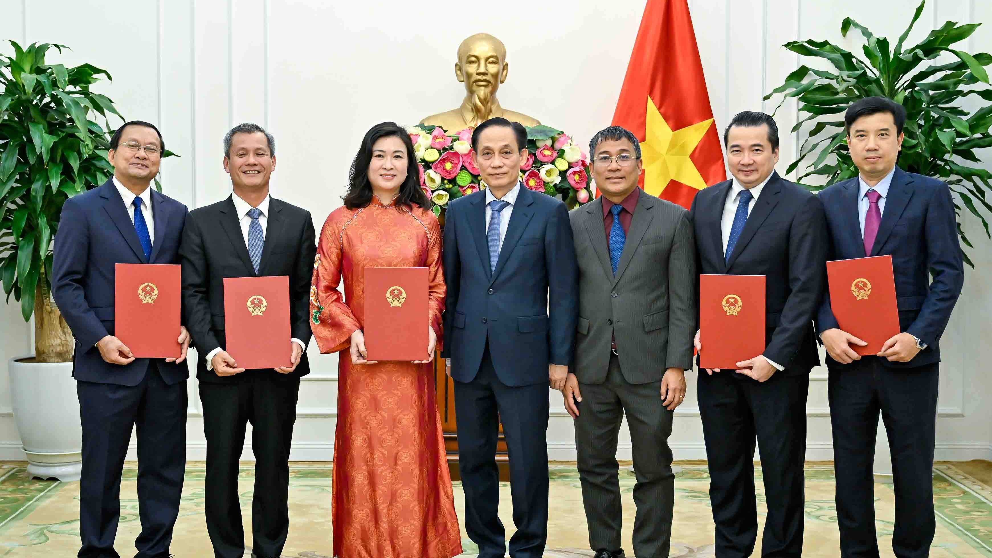 Foreign Minister Le Hoai Trung presents appointment decisions for department-level leaders and Heads of Vietnamese Representative Missions