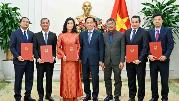 Bộ trưởng Ngoại giao Lê Hoài Trung trao quyết định bổ nhiệm lãnh đạo cấp Vụ và cơ quan đại diện Việt Nam ở nước ngoài