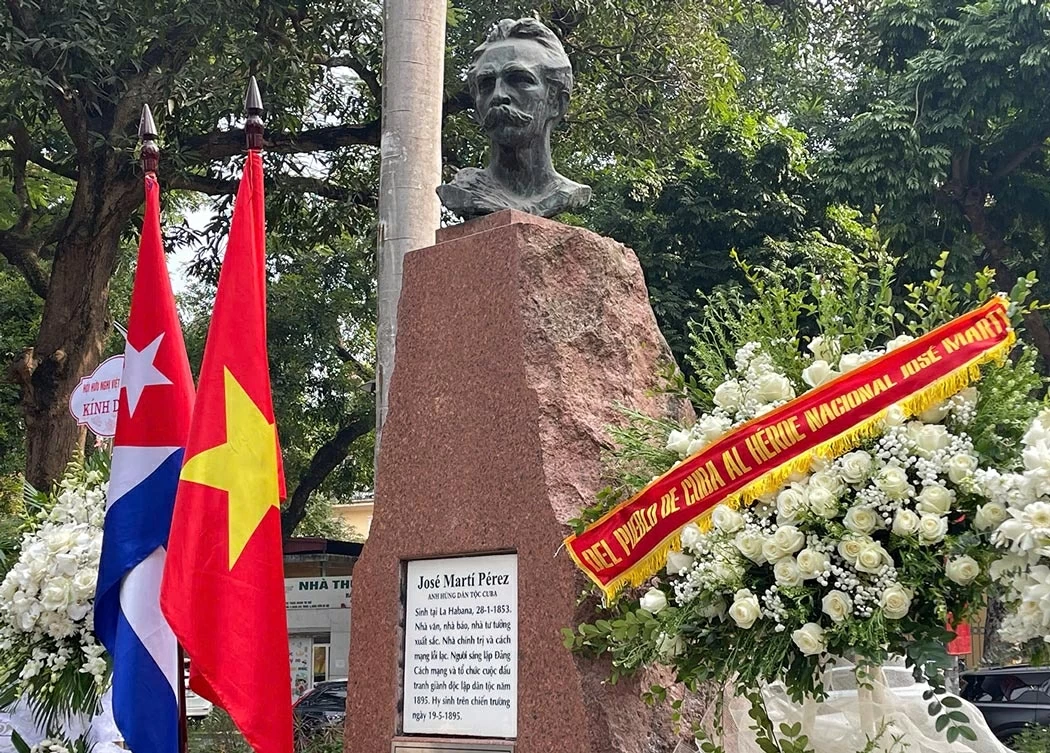 Commemorating the 173rd birth anniversary of Cuban National Hero José Martí in Hanoi