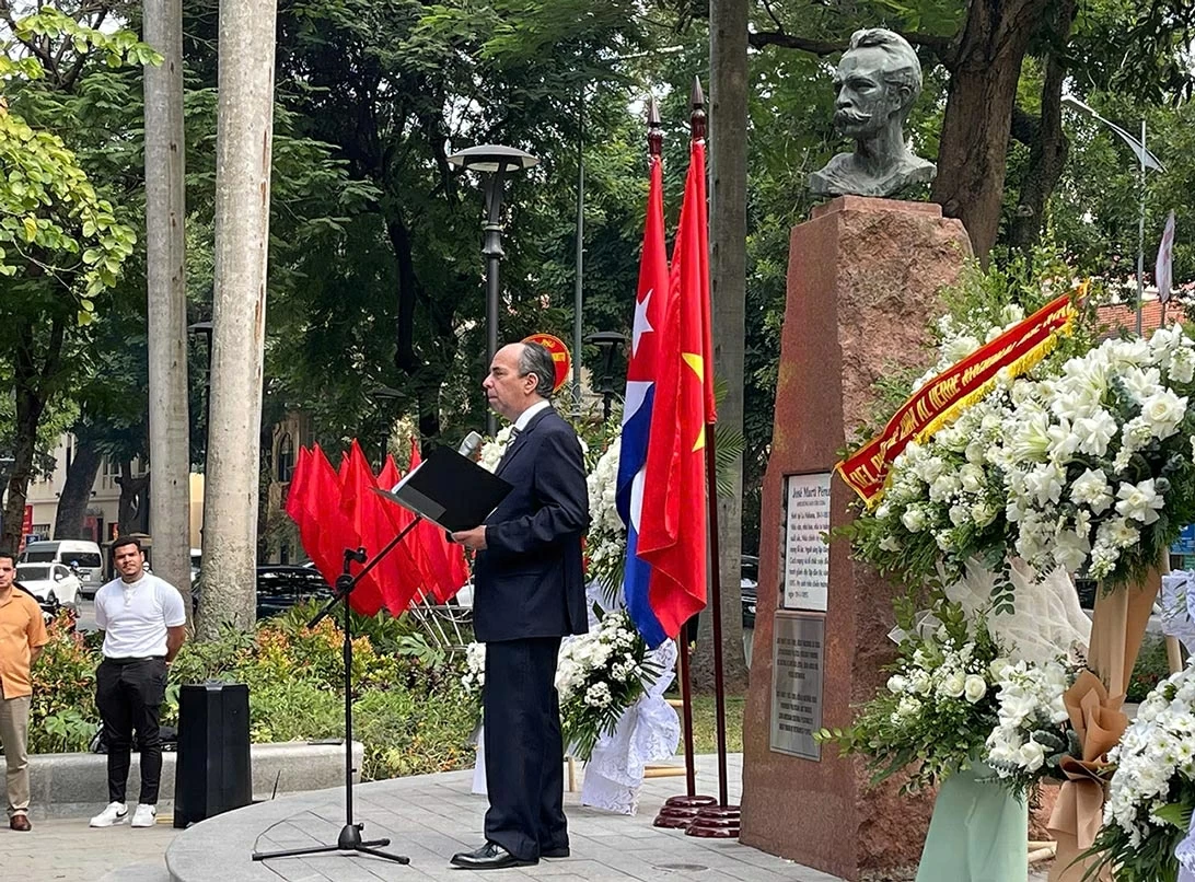 Commemorating the 173rd birth anniversary of Cuban National Hero José Martí in Hanoi