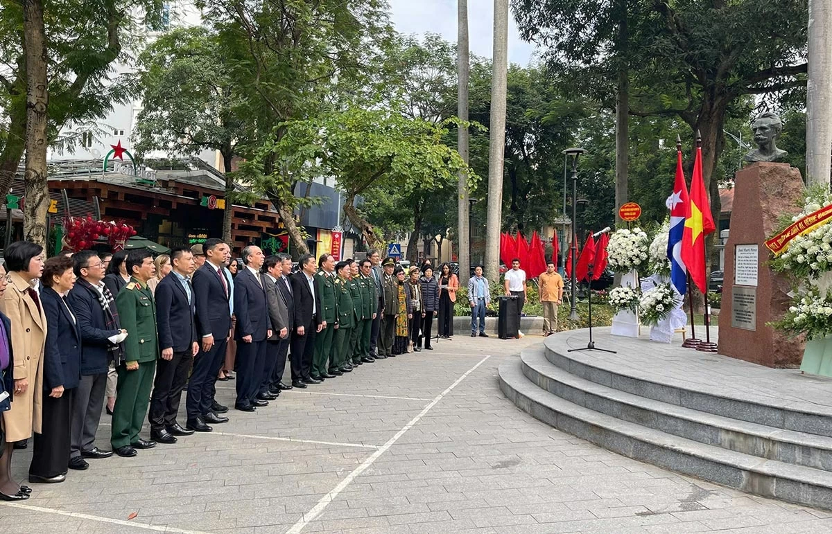 Commemorating the 173rd birth anniversary of Cuban National Hero José Martí in Hanoi