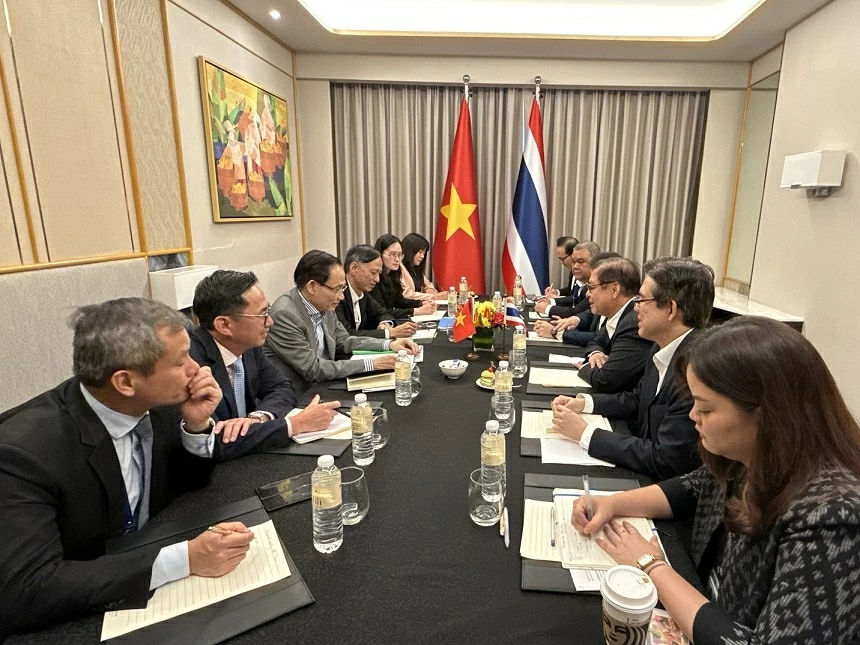 Foreign Minister Le Hoai Trung holds bilateral meetings with ASEAN Foreign Ministers in Cebu Foreign Minister Le Hoai Trung holds bilateral meetings with ASEAN Foreign Ministers in Cebu