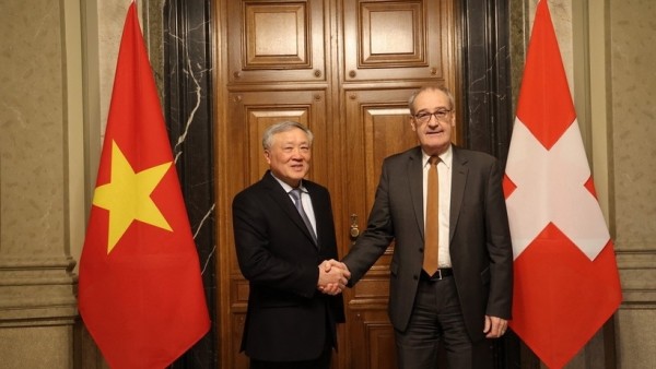 Permanent Deputy PM Nguyen Hoa Binh pays courtesy call to Swiss President Guy Parmelin in Bern