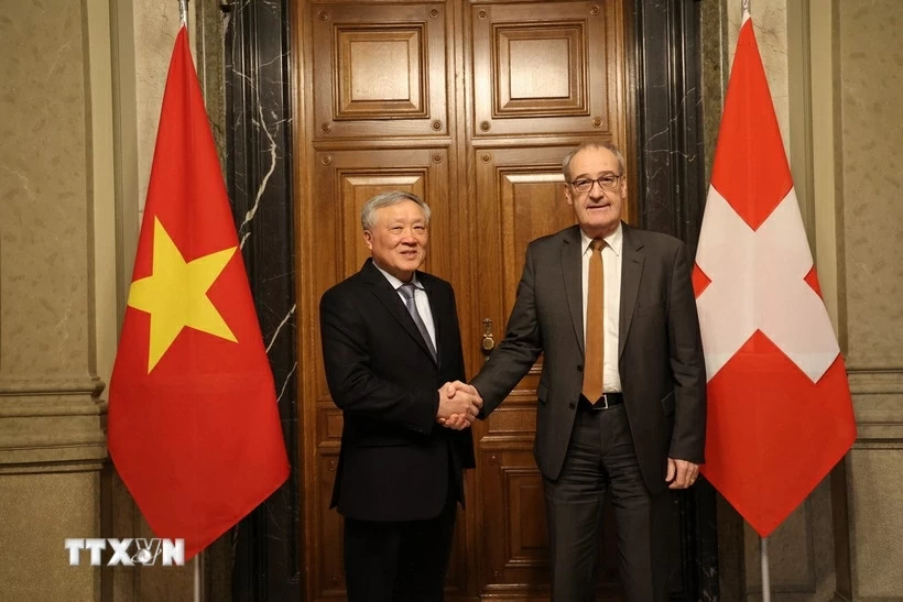 Permanent Deputy PM Nguyen Hoa Binh pays courtesy call to Swiss President Guy Parmelin in Bern