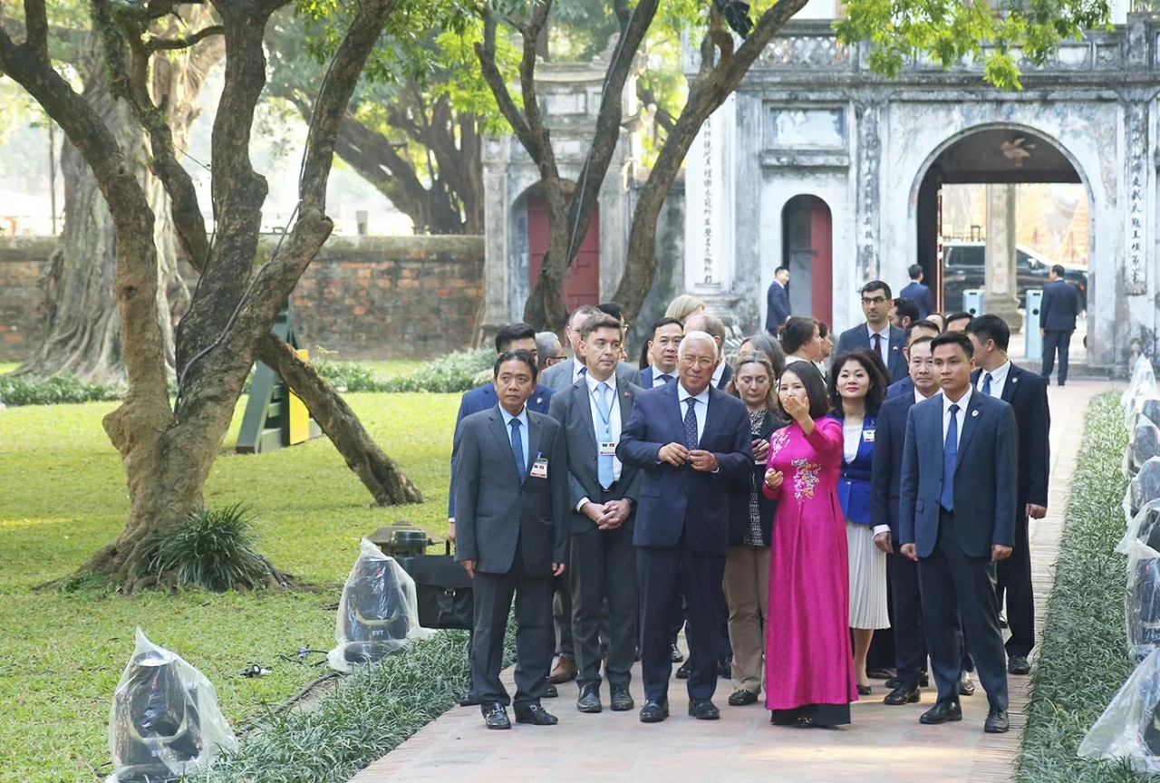 European Council President António Costa visits Van Mieu – Quoc Tu Giam and Metro Line 3 Project
