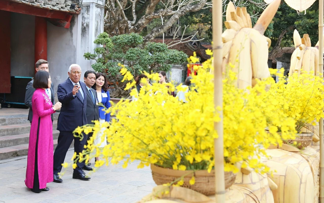 European Council President António Costa visits Van Mieu – Quoc Tu Giam and Metro Line 3 Project