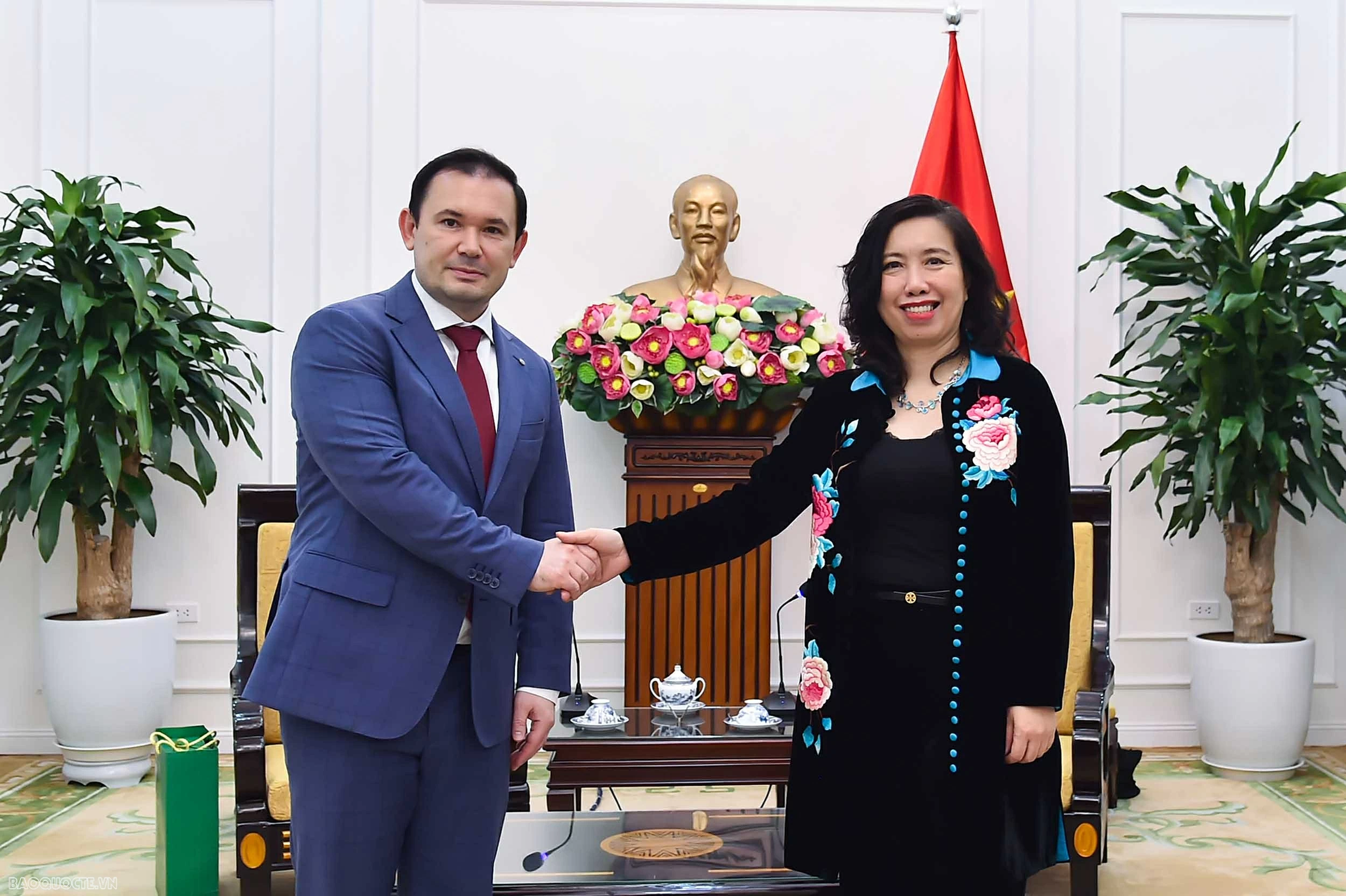 Deputy FM Le Thi Thu Hang receives General Director of Zarubezhneft Vietnam Deputy FM Le Thi Thu Hang receives General Director of Zarubezhneft Vietnam