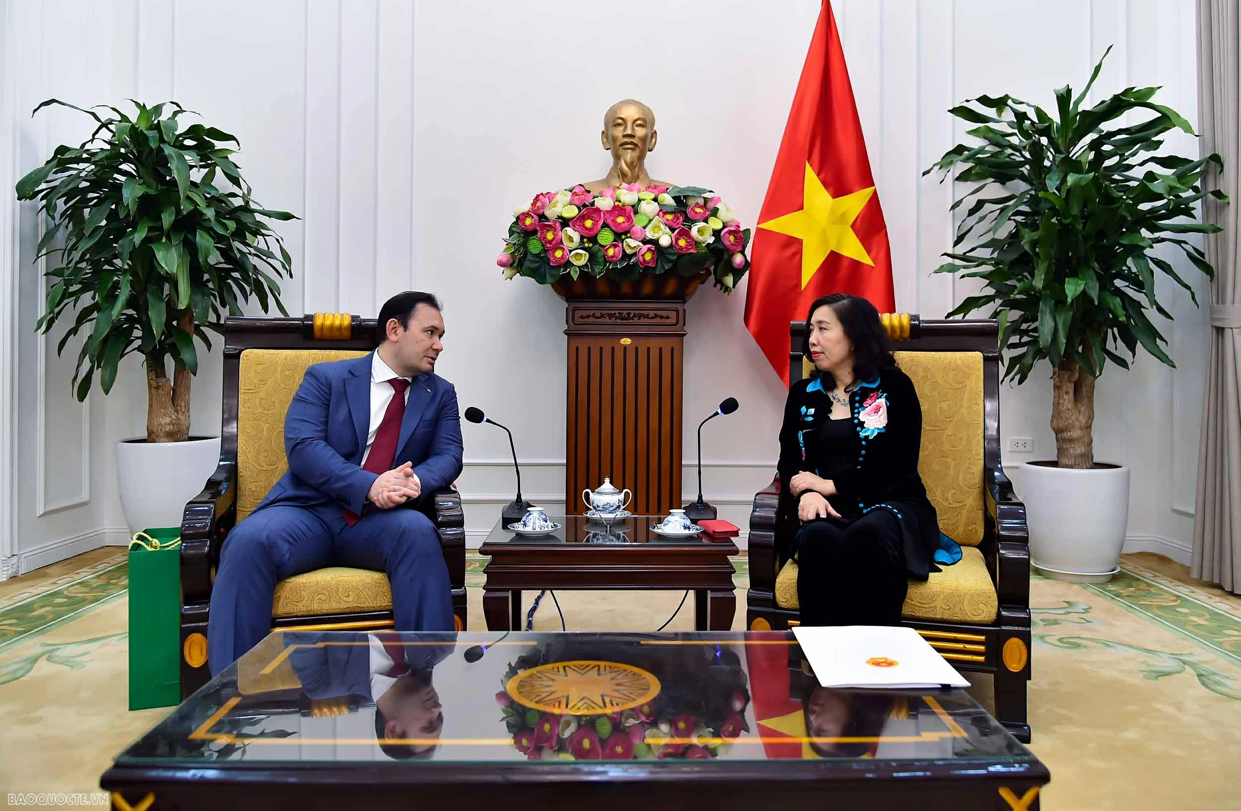 Deputy FM Le Thi Thu Hang receives General Director of Zarubezhneft Vietnam