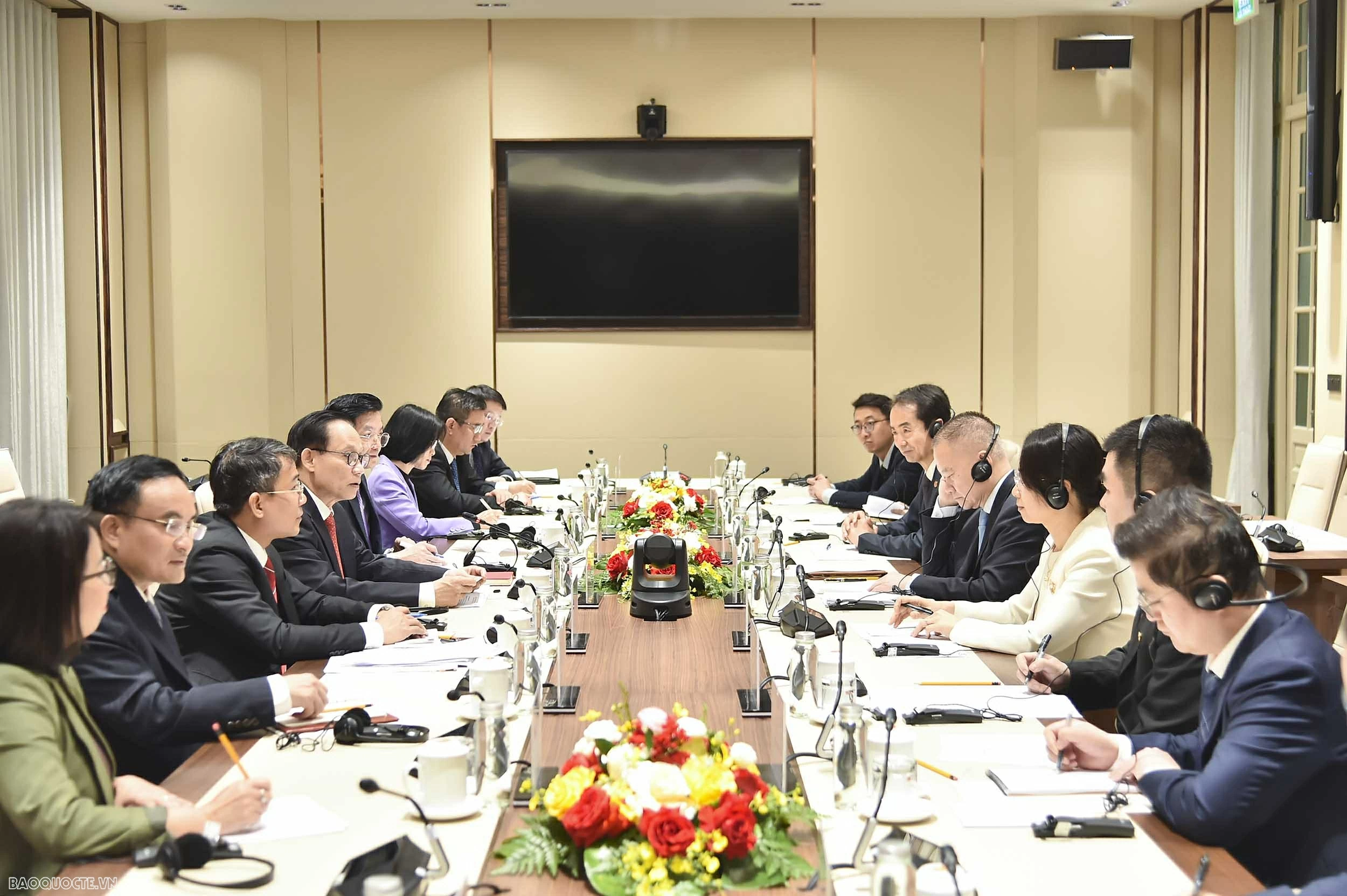 Politburo Member, Foreign Minister Le Hoai Trung holds talks with Special Envoy of General Secretary, President of China Xi Jinping