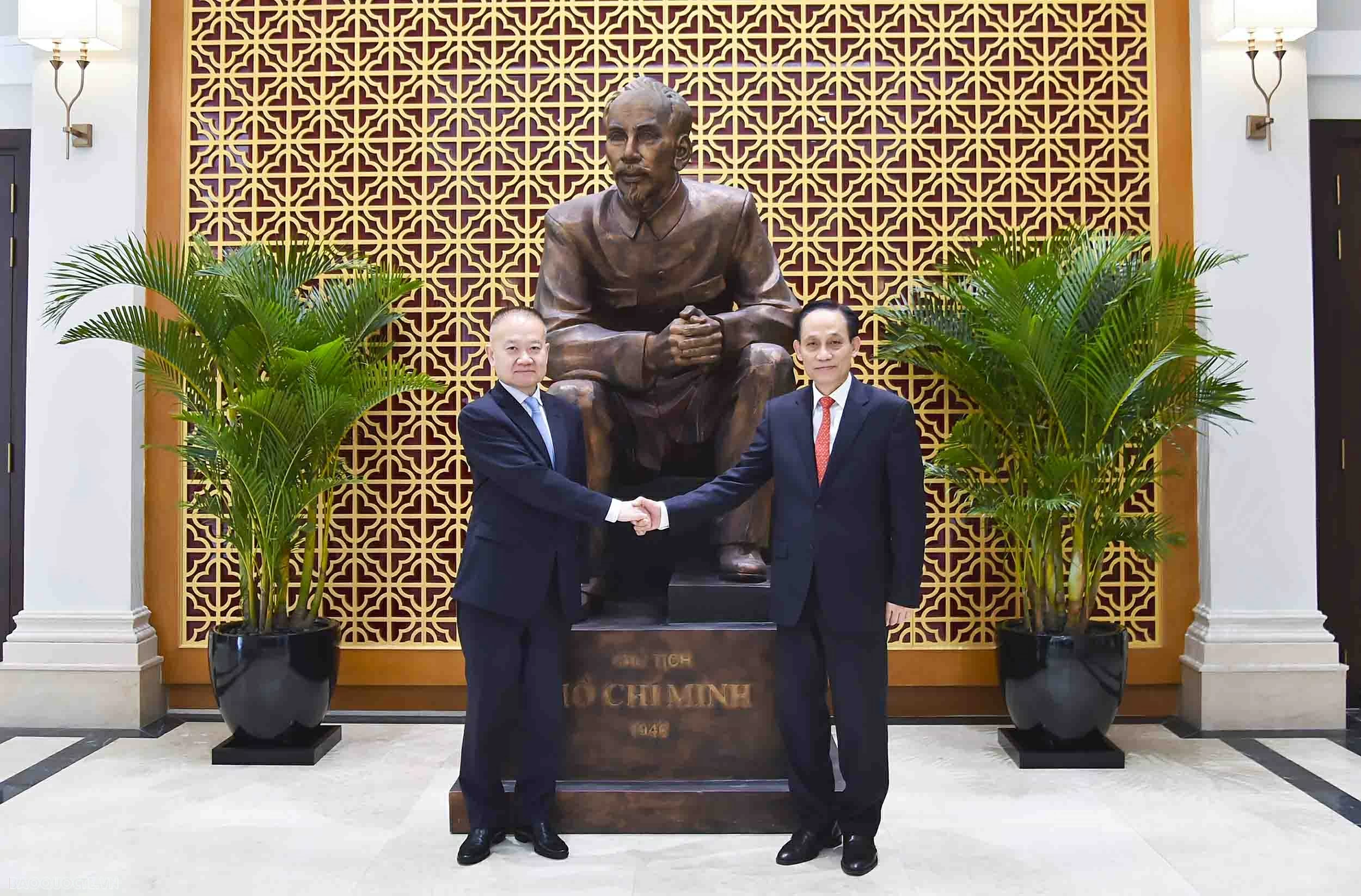 Politburo Member, Foreign Minister Le Hoai Trung holds talks with Special Envoy of General Secretary, President of China Xi Jinping