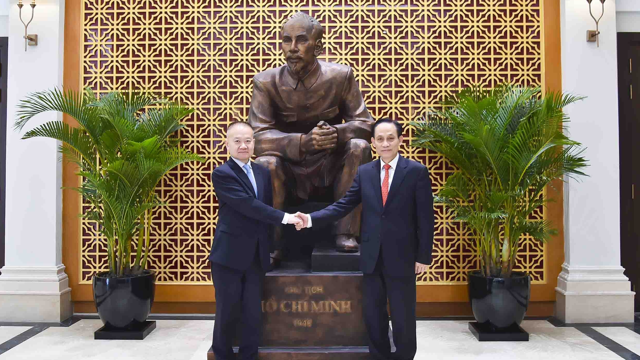 Politburo Member, Foreign Minister Le Hoai Trung holds talks with Special Envoy of General Secretary, President of China Xi Jinping