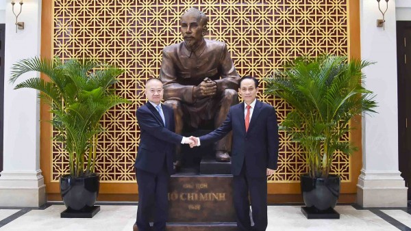 Politburo Member, Foreign Minister Le Hoai Trung holds talks with Special Envoy of General Secretary, President of China Xi Jinping