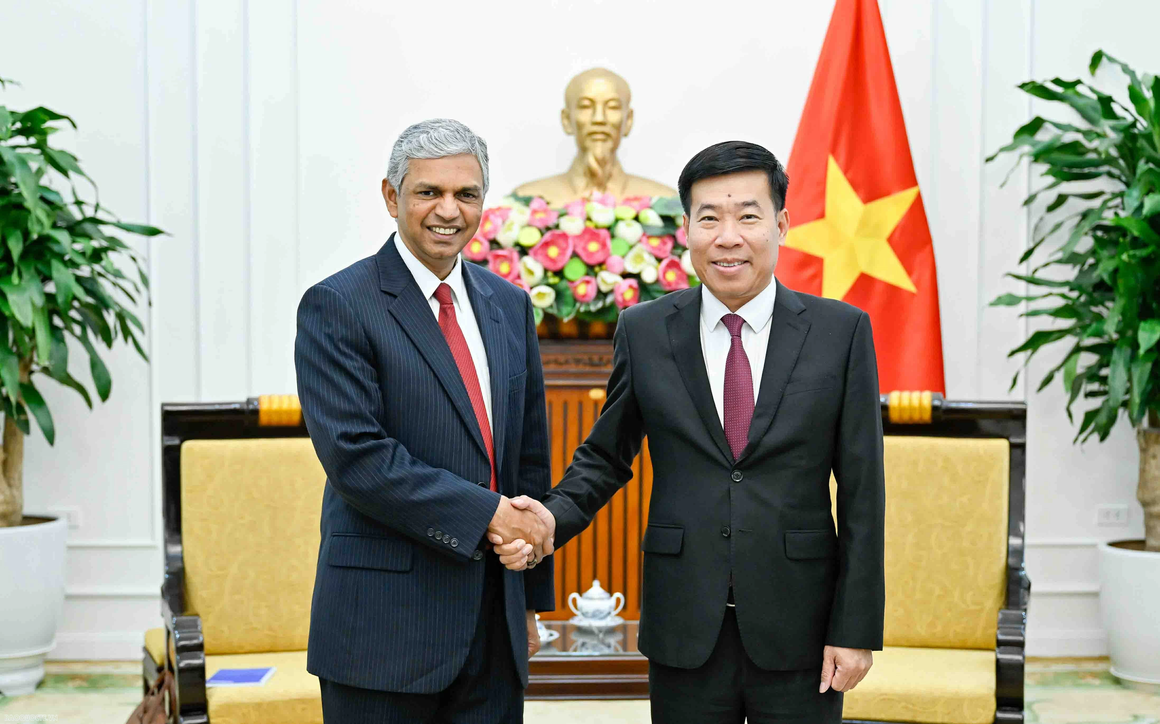 Deputy Foreign Minister Nguyen Manh Cuong welcomes Indian Secretary Shri Periasamy Kumaran