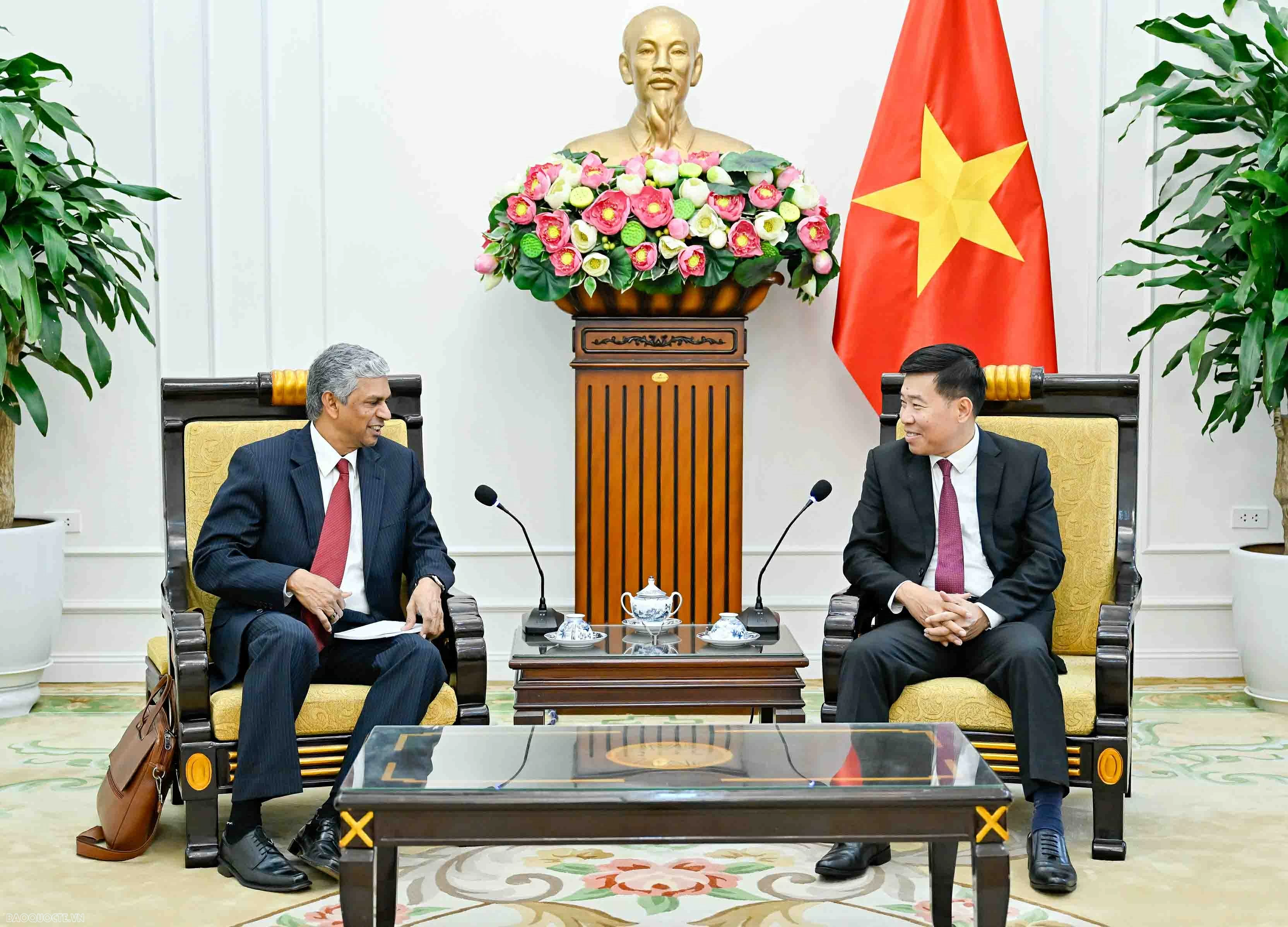 Deputy Foreign Minister Nguyen Manh Cuong welcomes Indian Secretary Shri Periasamy Kumaran