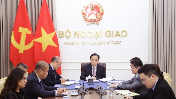 Politburo Member, Minister of Foreign Affairs Le Hoai Trung holds phone call with Venezuelan Foreign Minister Yván Gil Pinto