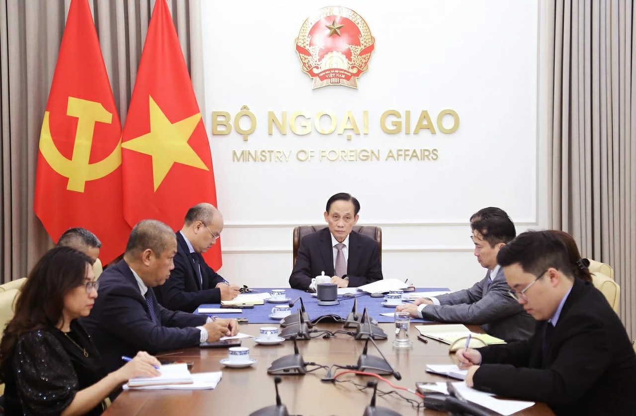 Politburo Member, Minister of Foreign Affairs Le Hoai Trung holds phone call with Venezuelan Foreign Minister Yván Gil Pinto