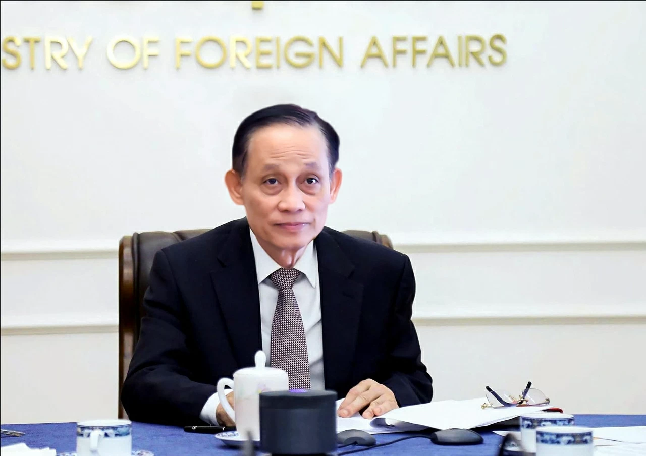 Politburo Member, Minister of Foreign Affairs Le Hoai Trung holds phone call with Venezuelan Foreign Minister Yván Gil Pinto