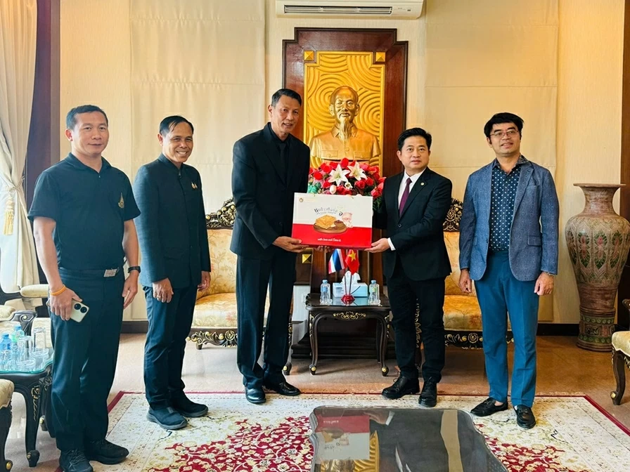 Khon Kaen Deputy Governor (Thailand) extends New Year greetings to the Vietnamese Consulate General Khon Kaen Deputy Governor (Thailand) extends New Year greetings to the Vietnamese Consulate General
