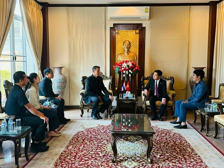 Khon Kaen Deputy Governor (Thailand) extends New Year greetings to the Vietnamese Consulate General Khon Kaen Deputy Governor (Thailand) extends New Year greetings to the Vietnamese Consulate General