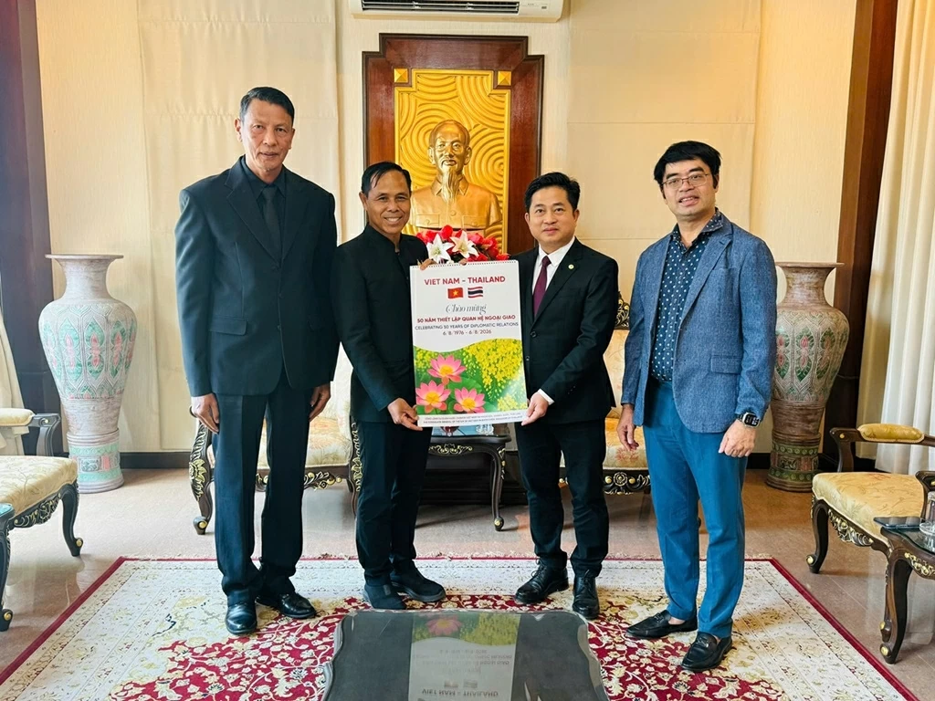 Khon Kaen Deputy Governor (Thailand) extends New Year greetings to the Vietnamese Consulate General Khon Kaen Deputy Governor (Thailand) extends New Year greetings to the Vietnamese Consulate General