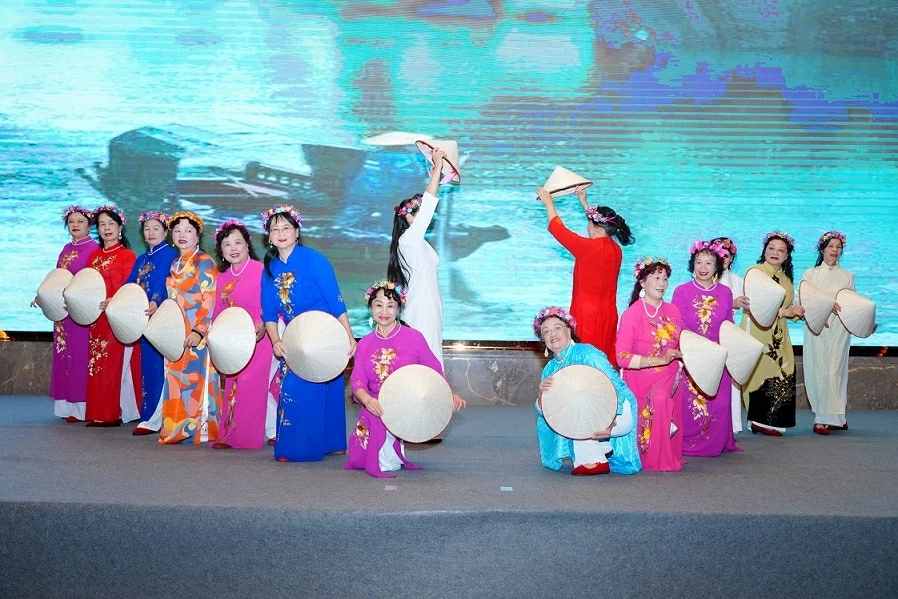 Warm Homeland Spring of the Vietnamese community in Yunnan, China Warm Homeland Spring of the Vietnamese community in Yunnan, China