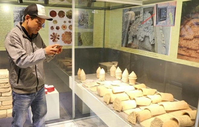 With QR code, 3D and VR 360 technologies, visitors can experience and explore the Oc Eo Culture exhibition space by themselves. (Photo: VNA)