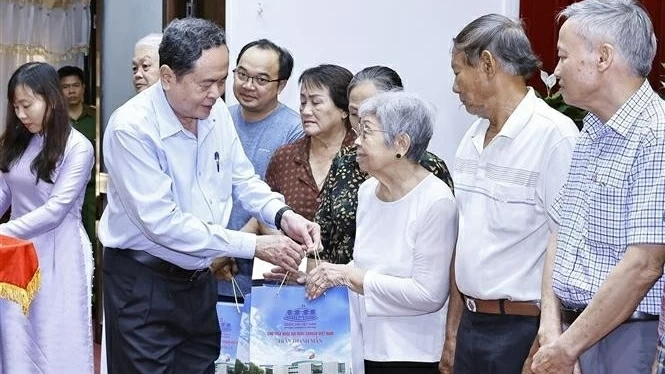 Top legislator presents Tet gifts to disadvantaged residents in Can Tho city