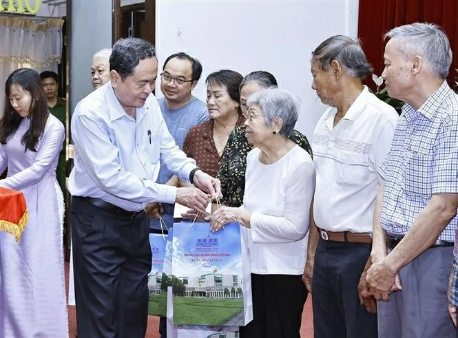 NA Chairman presents Tet gifts to disadvantaged residents in Can Tho city (Photo: VNA) NA Chairman presents Tet gifts to disadvantaged residents in Can Tho city (Photo: VNA)