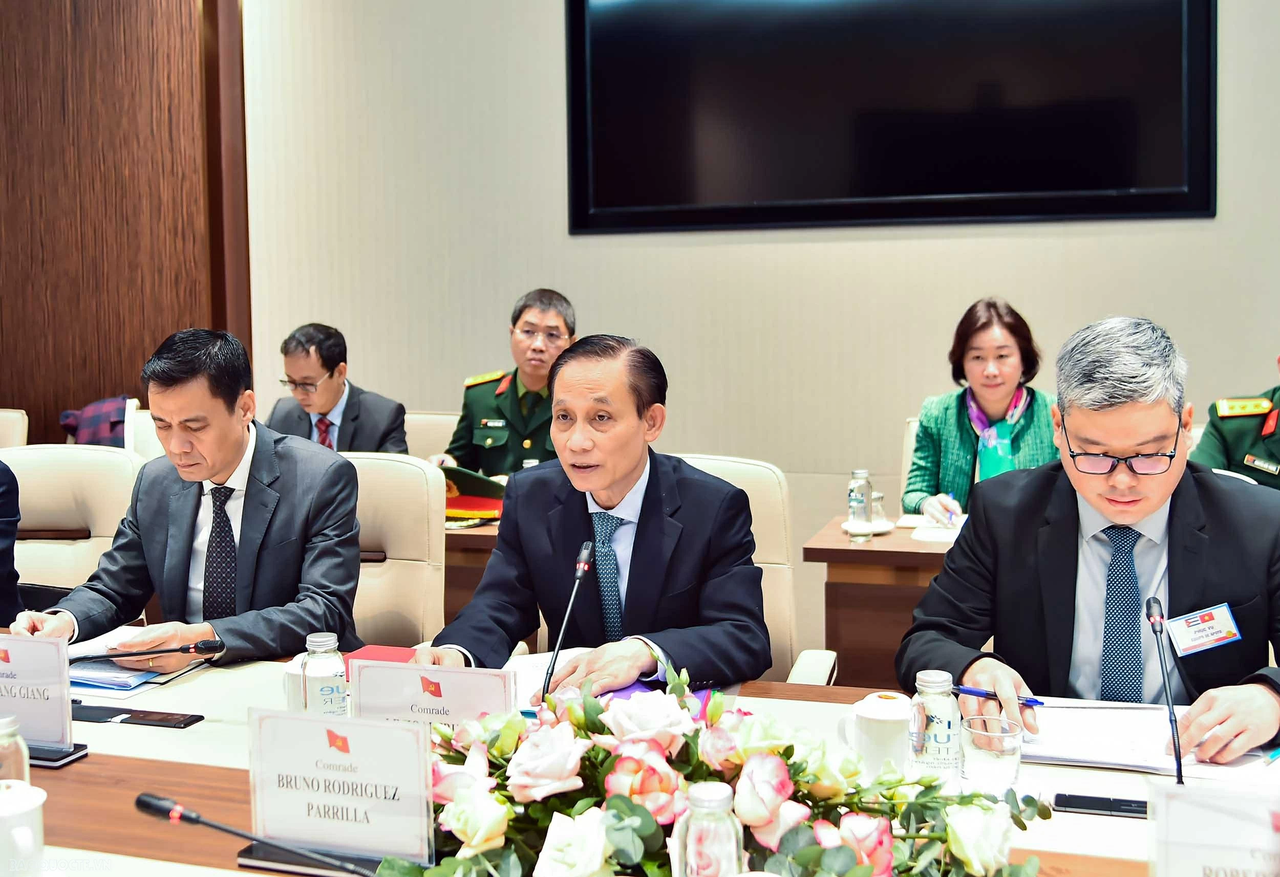 FM Le Hoai Trung holds talks with Cuba's Party and Special Envoy, Foreign Minister Bruno Rodríguez Parrilla