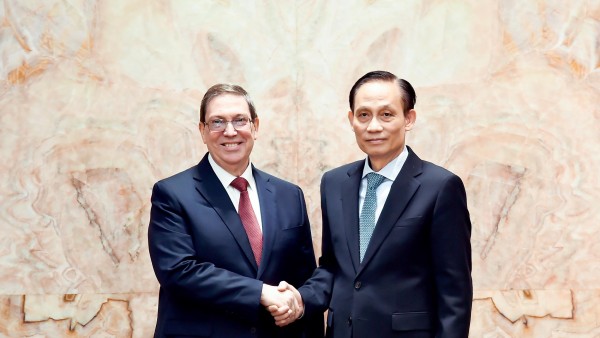 FM Le Hoai Trung holds talks with Cuba's Party and Special Envoy, Foreign Minister Bruno Rodríguez Parrilla