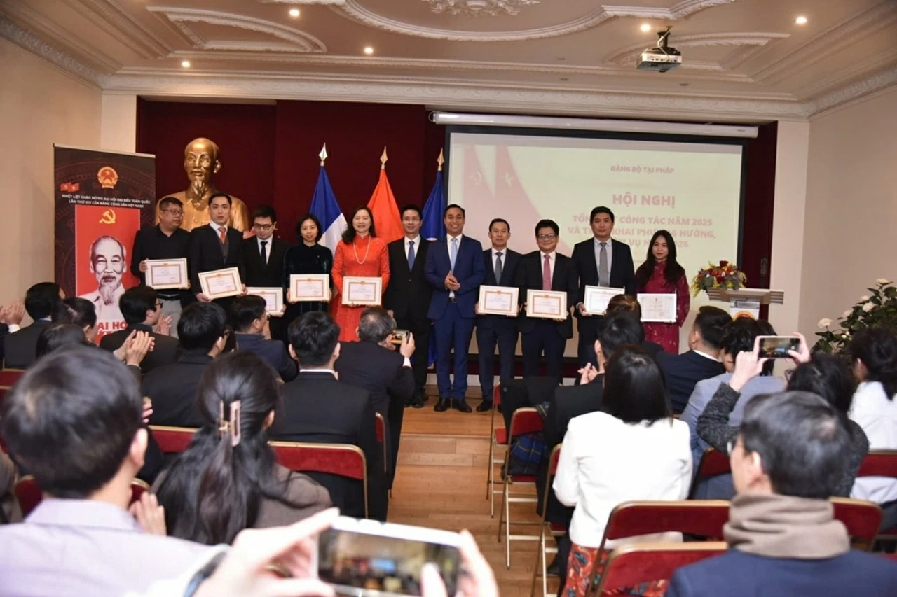 Vietnamese intellectuals in France offer insights for national development Vietnamese intellectuals in France offer insights for national development
