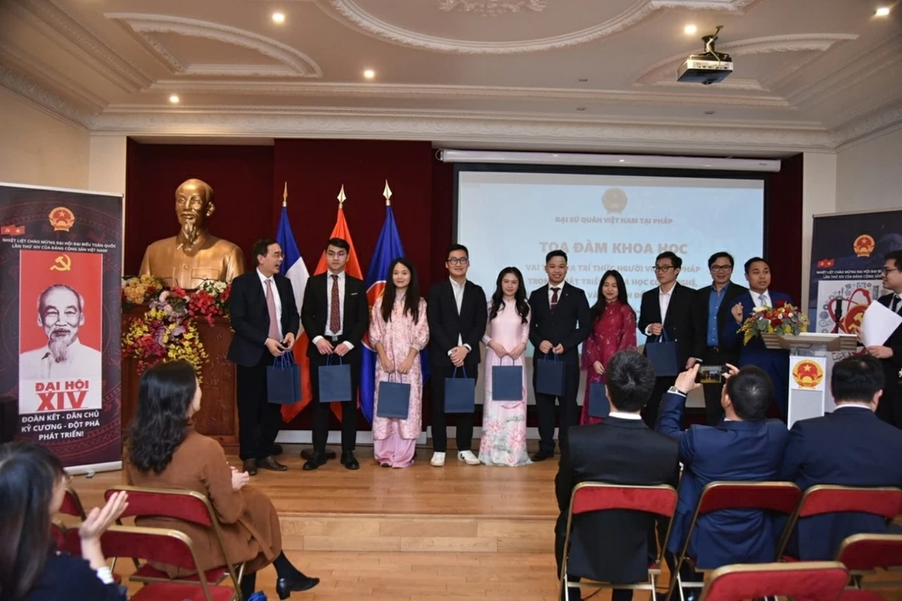 Vietnamese intellectuals in France offer insights for national development Vietnamese intellectuals in France offer insights for national development