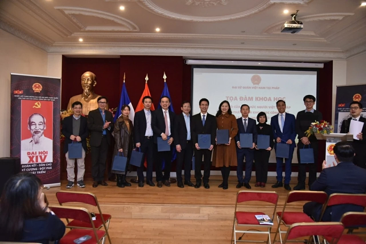 Vietnamese intellectuals in France offer insights for national development Vietnamese intellectuals in France offer insights for national development